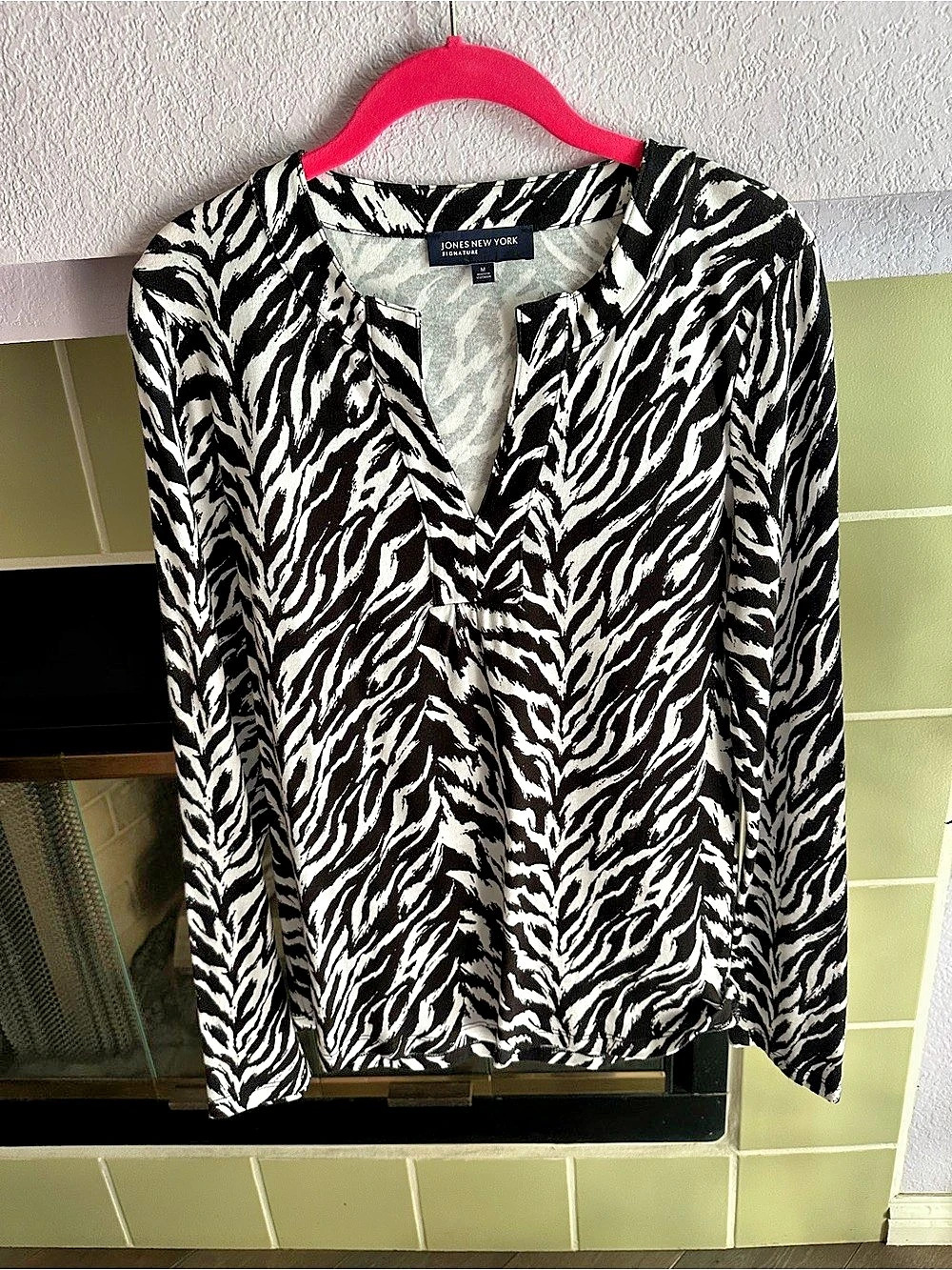 Jones New York Zebra Print V-Neck Blouse in Black & White 🖤Medium 🖤